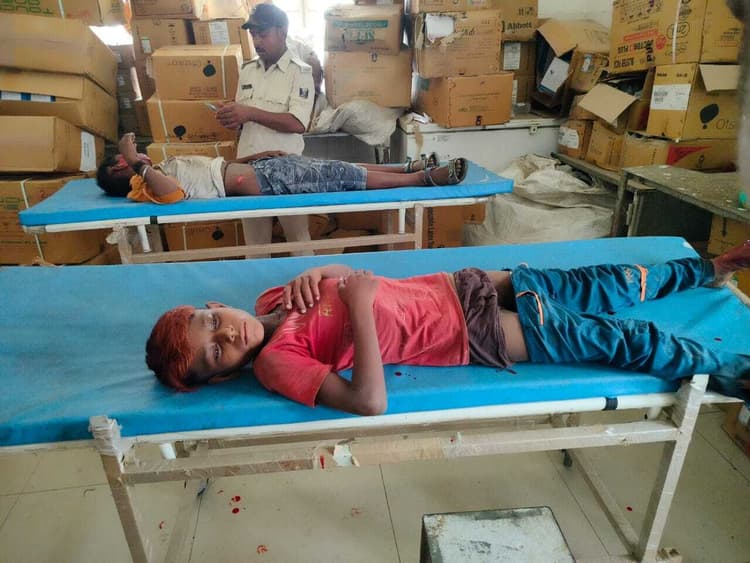 ऑटो अनियंत्रित होकर पलटा, तीन मछली व्यापारी जख्मी