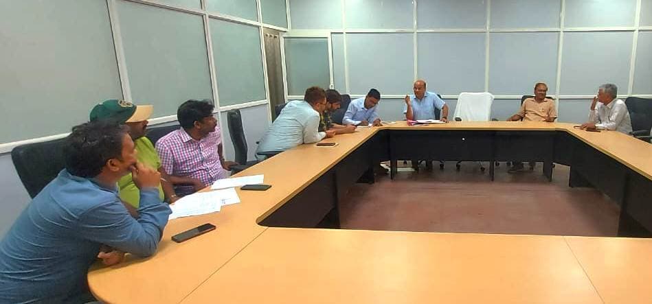 शिक्षा विभाग की बैठक में मिले निर्देशों को लेकर कुलसचिव ने की बैठक