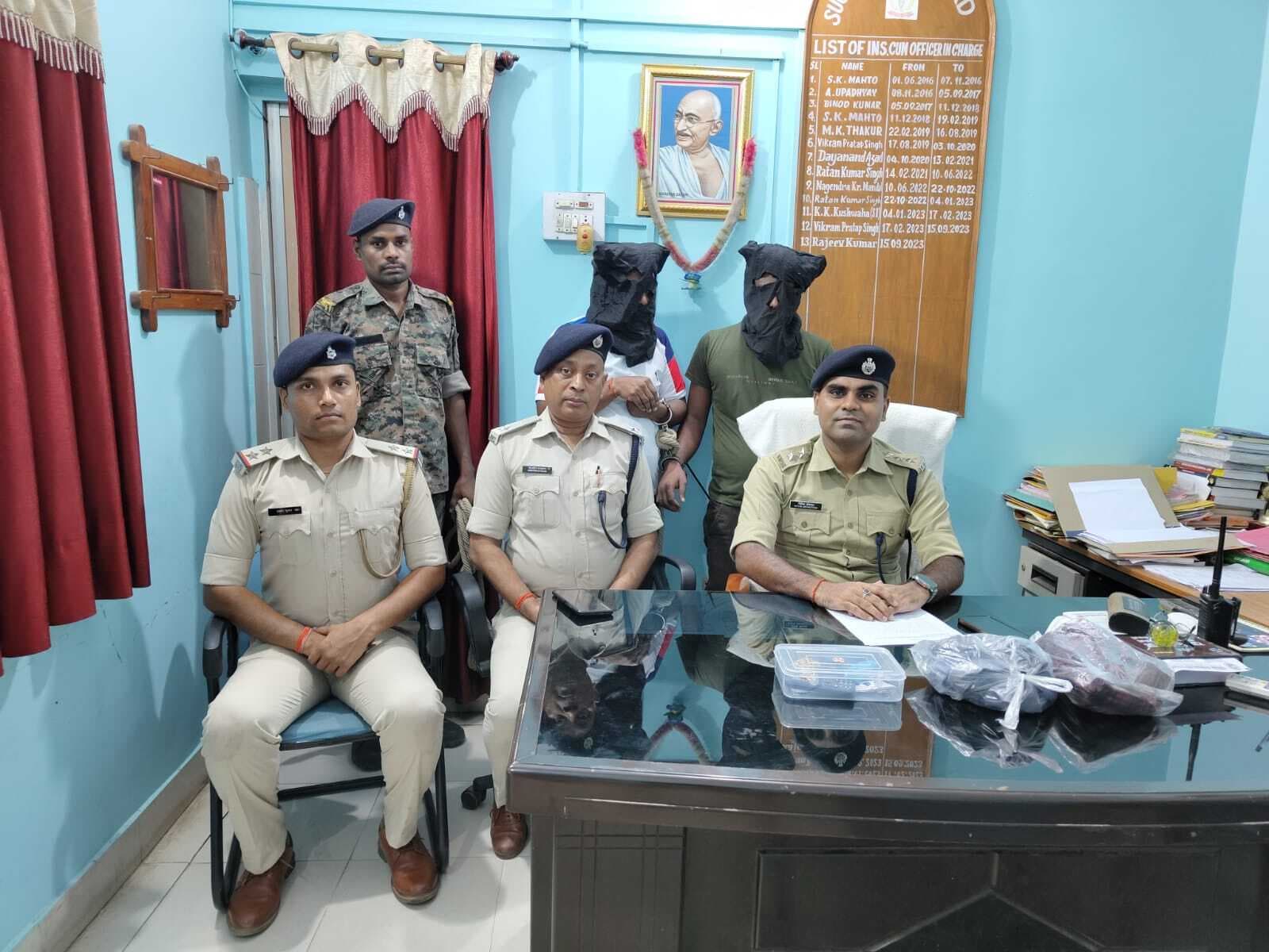 कोढ़ा गैंग के दो सदस्य गिरफ्तार, चेन व फोन भी बरामद