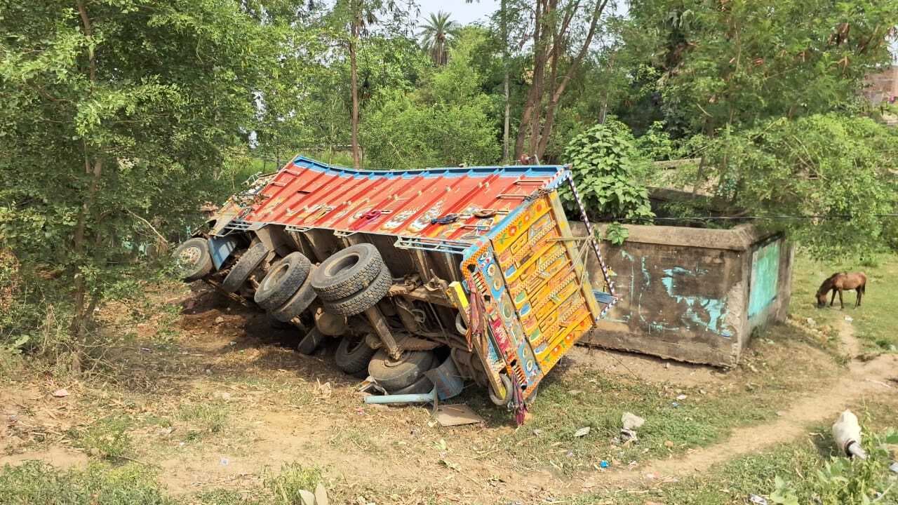 एनएच-80 पर ट्रक ने सामने से ट्रैक्टर में मारी टक्कर, चालक सहित तीन मजदूर जख्मी