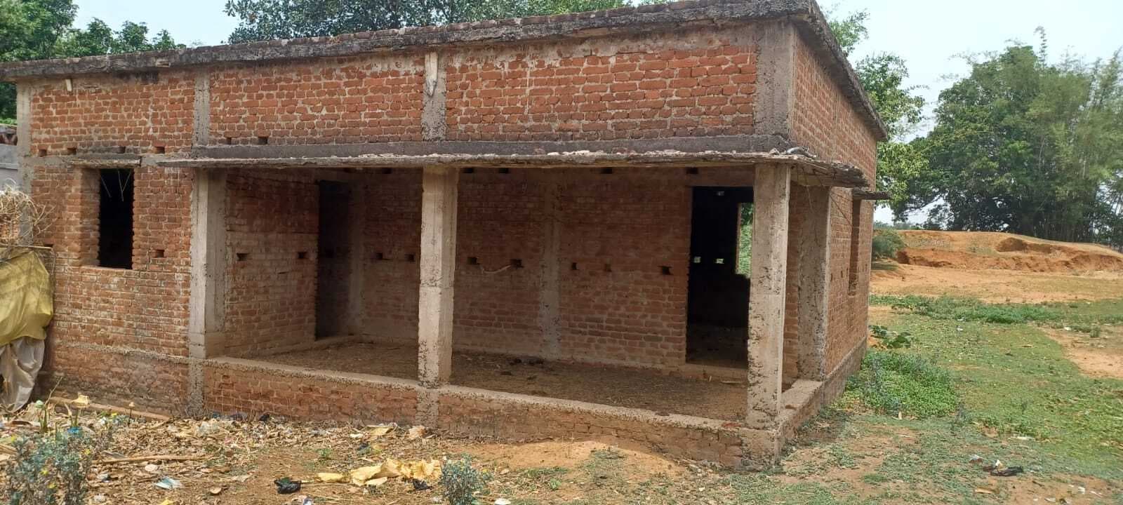 डोकीडीह में सामुदायिक भवन का निर्माण अधूरा, ग्रामीण लाभ से वंचित