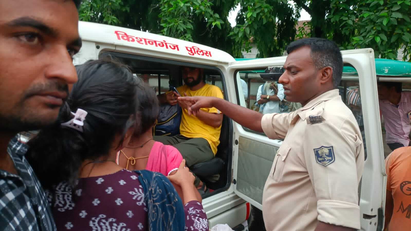 संदिग्ध स्थिति में एक युवक व दो युवतियों को पुलिस ने लिया हिरासत में