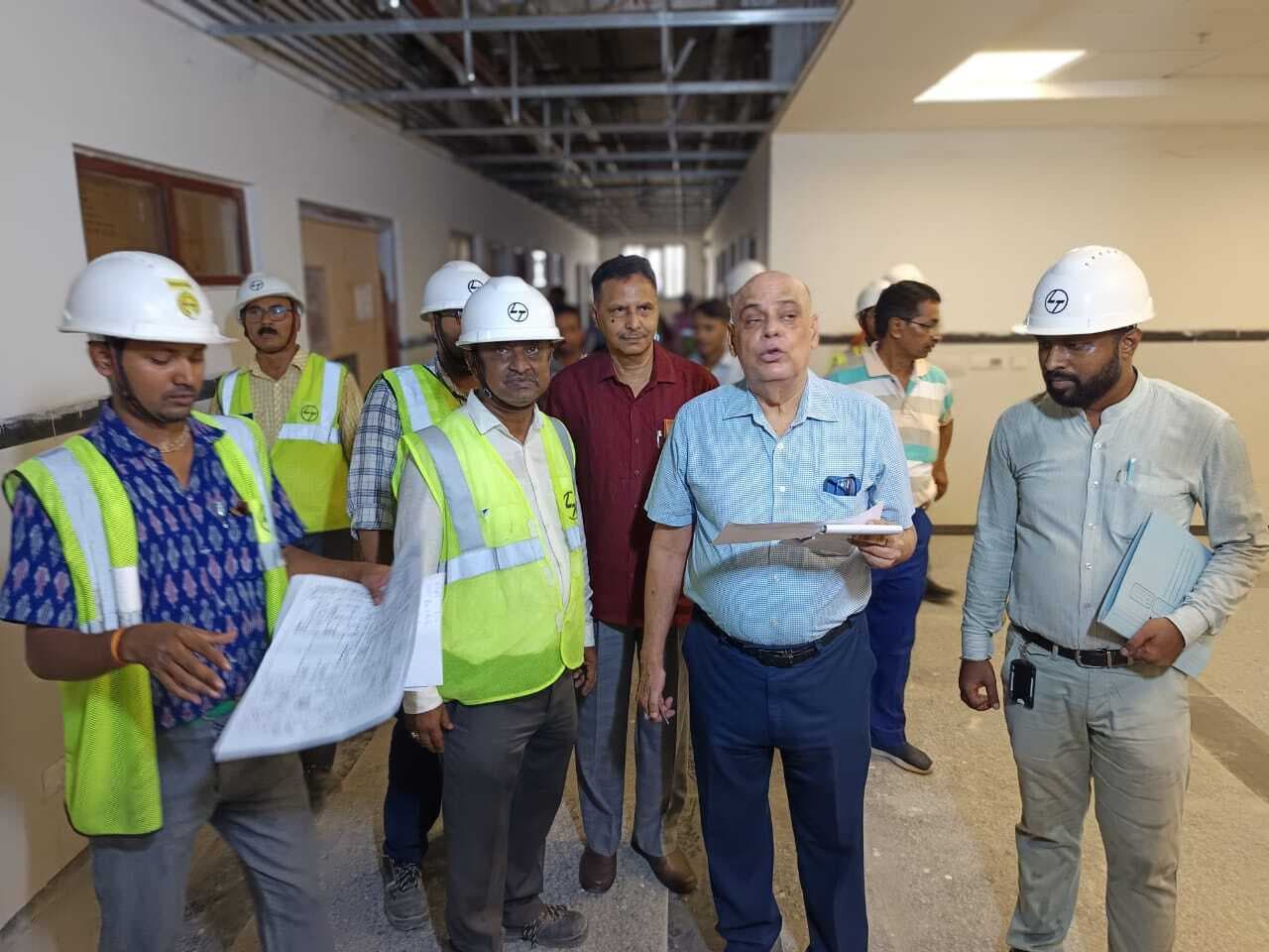 500 बेड के निर्माणाधीन अस्पताल का डीएमई ने किया निरीक्षण