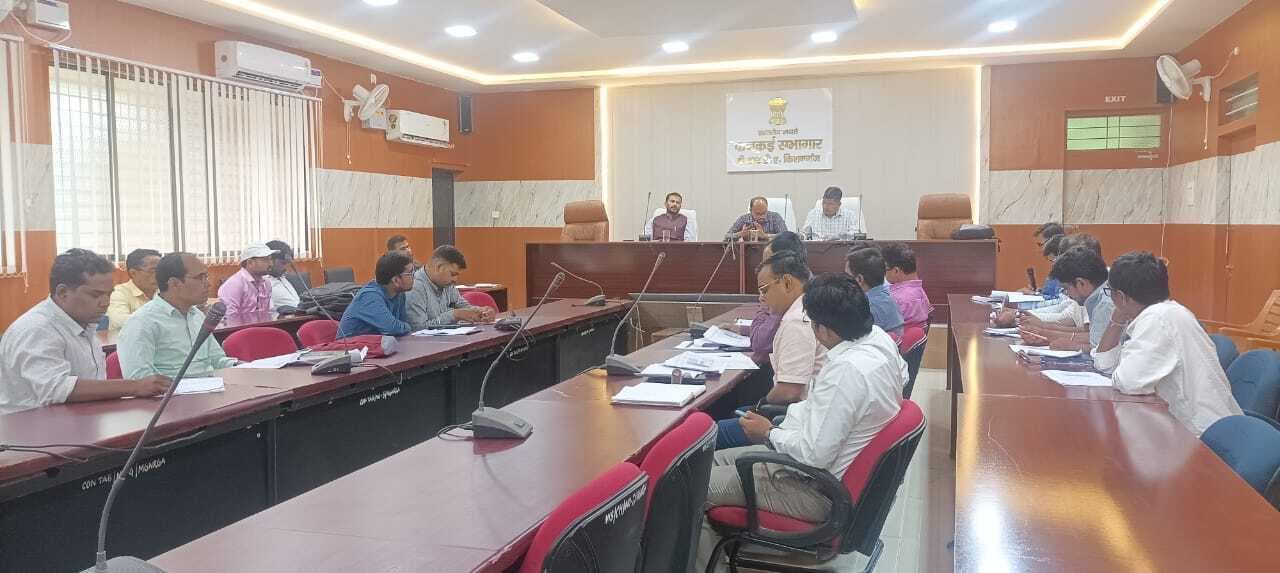 डीडीसी ने समीक्षा बैठक में आधार केंद्रों की नियमित जांच करने का दिया निर्देश