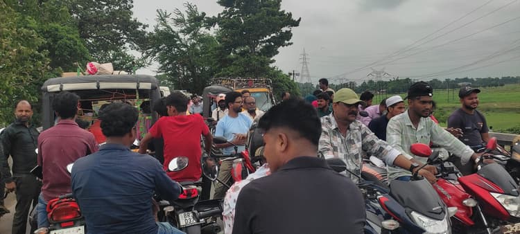 किशनगंज-बहादुरगंज पथ पर महानंदा पुल पर महाजाम में घंटों फंसी रही हजारों गाड़ियां, परेशान रहे लोग