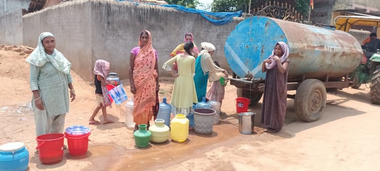 तोरपा में टैंकर से की जा रही है जलापूर्ति