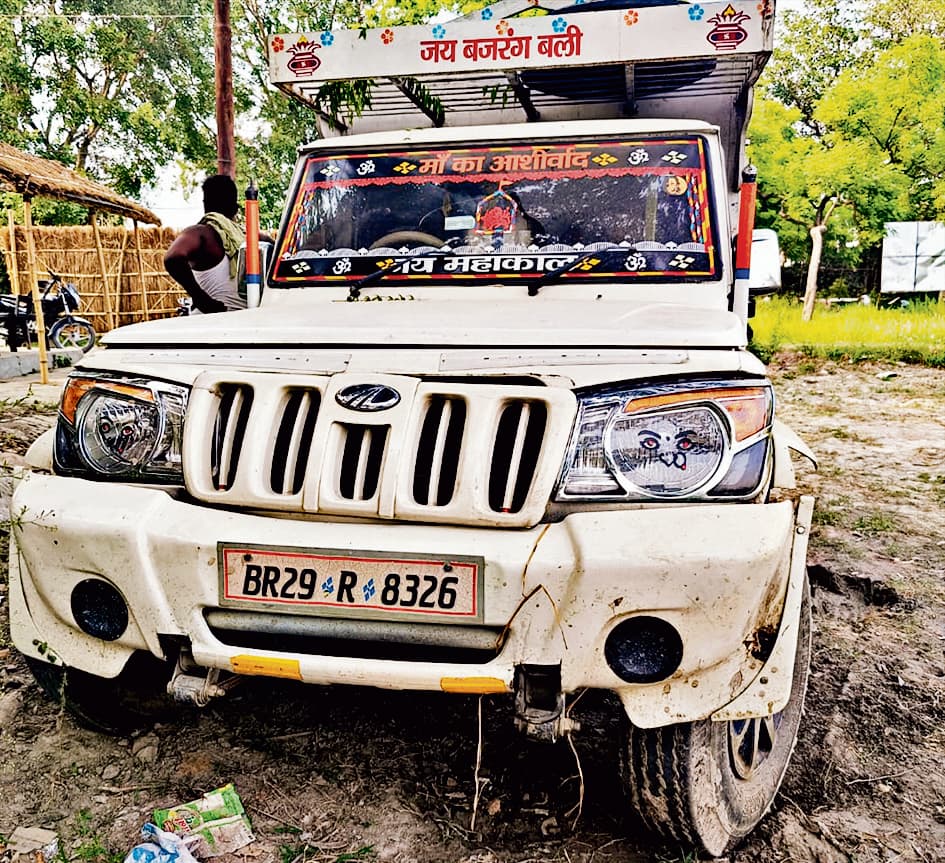 ट्रक व पिकअप से 36 मवेशी बरामद, एक गाय की मौत, लोगों में आक्रोश