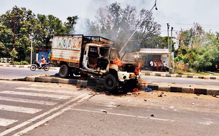 पिकअप ने बाइक सवार दो किशोरों को कुचला, उग्र लोगों ने वाहन को फूंका, परिचालन बाधित