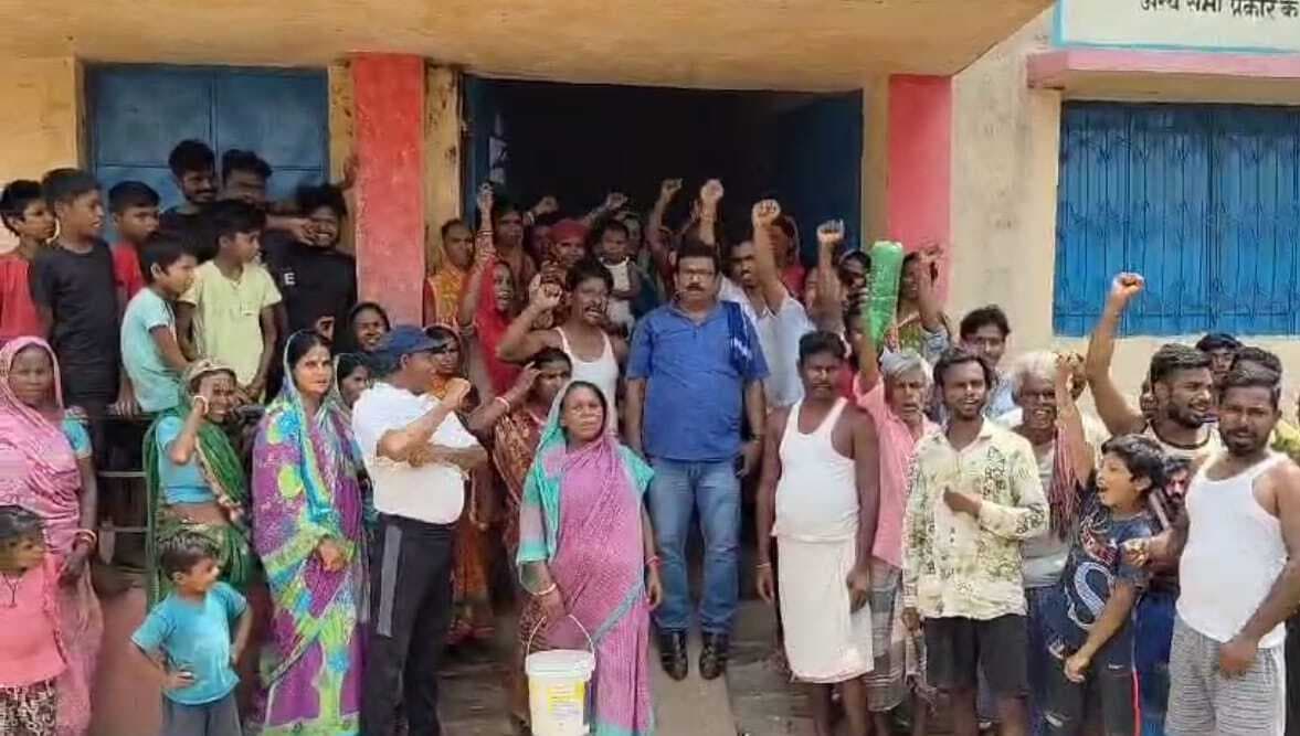 मधुपुर : पानी को लेकर आमतल्ला भेड़वा के ग्रामीणों ने किया पंचायत भवन में प्रदर्शन
