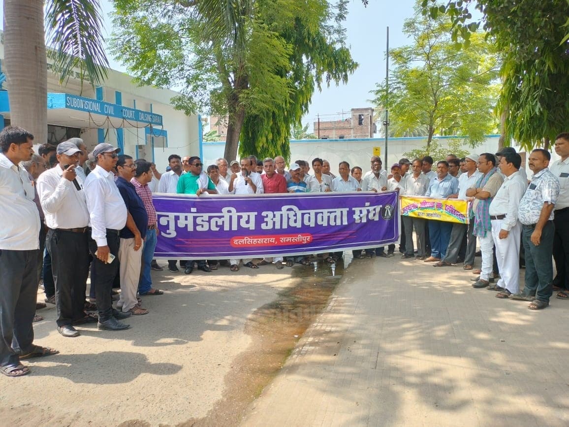 पैदल मार्च कर न्यायिक कार्यों से अलग रहे अधिवक्ता