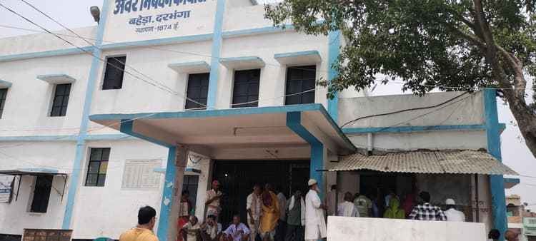 भूमि निबंधन को उमड़ रही भीड़, बेजा लाभ उठा रहे कातिब