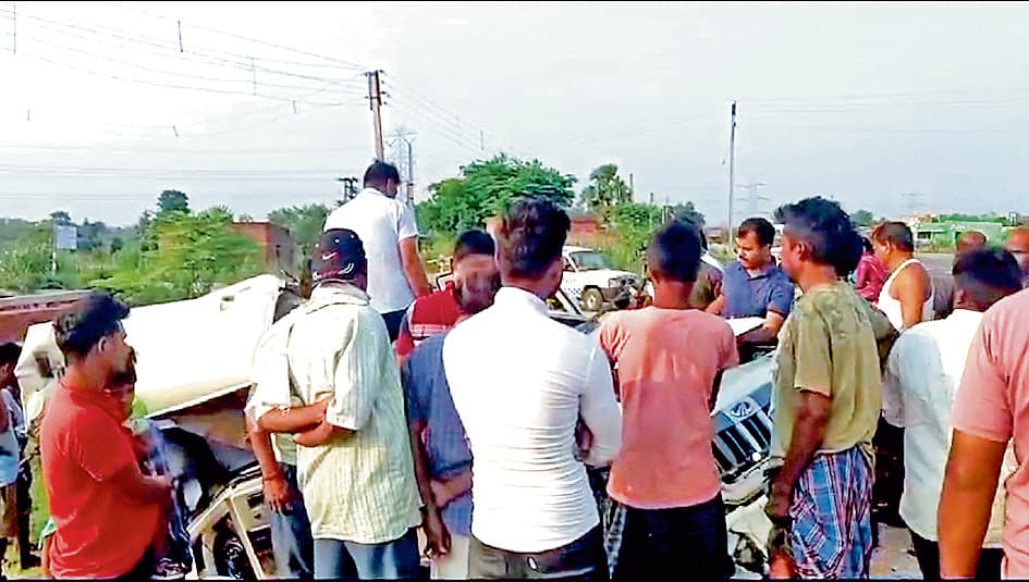 बलरामपुर में ट्रक व एसयूवी में टक्कर, एक की मौत