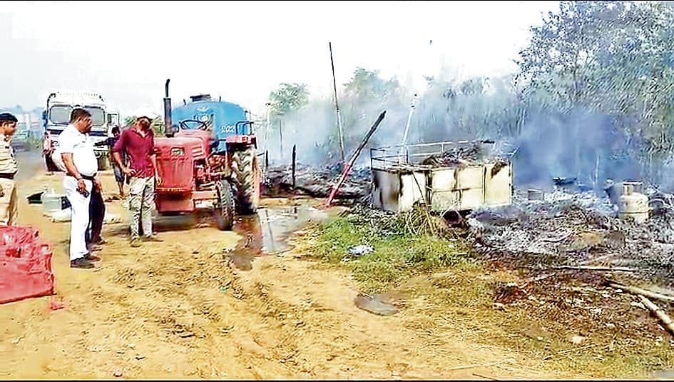 एनएच-60 के किनारे लाइन होटल में लगी आग