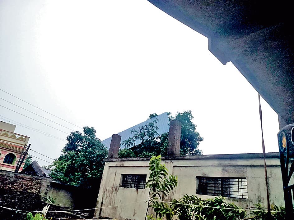 बांकुड़ा में आंधी-पानी से घरों के शेड उड़े, जहां-तहां ढहे पेड़