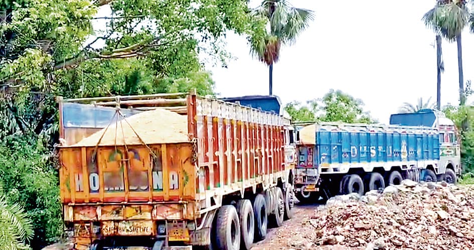 बीरकुल्टी में अजय नदी से बालू का परिवहन ग्रामीणों ने रोका