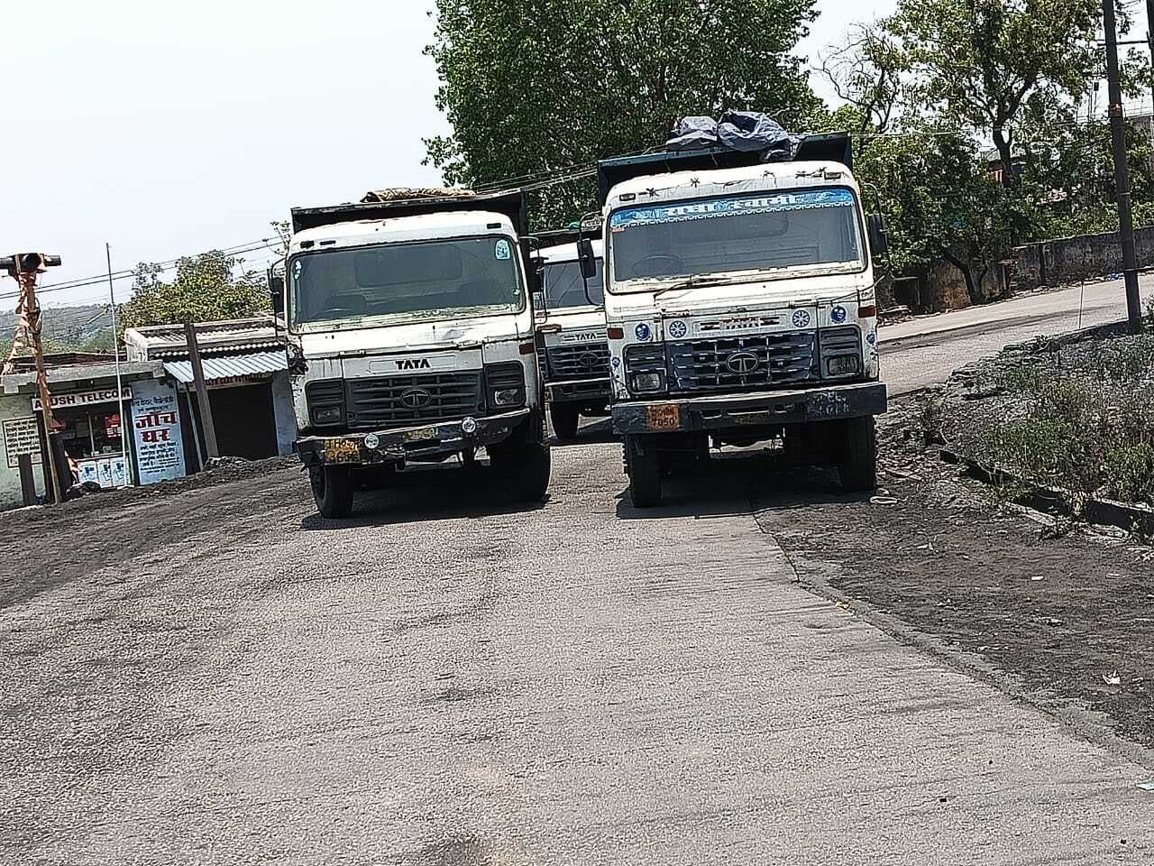 ट्रांसपोर्टकर्मियों ने लोड डंपरों को रोका