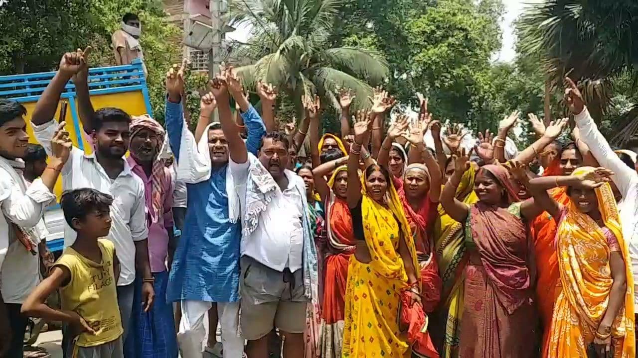 पानी की समस्या को लेकर ग्रामीण उतरे सड़क पर