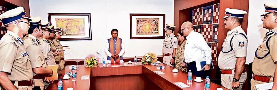 मुख्यमंत्री ने पुलिस महानिदेशक के साथ की बैठक, बोले-थाना आने वाले लोगों की शिकायतें सुनें, उनके साथ अच्छा व्यवहार करें