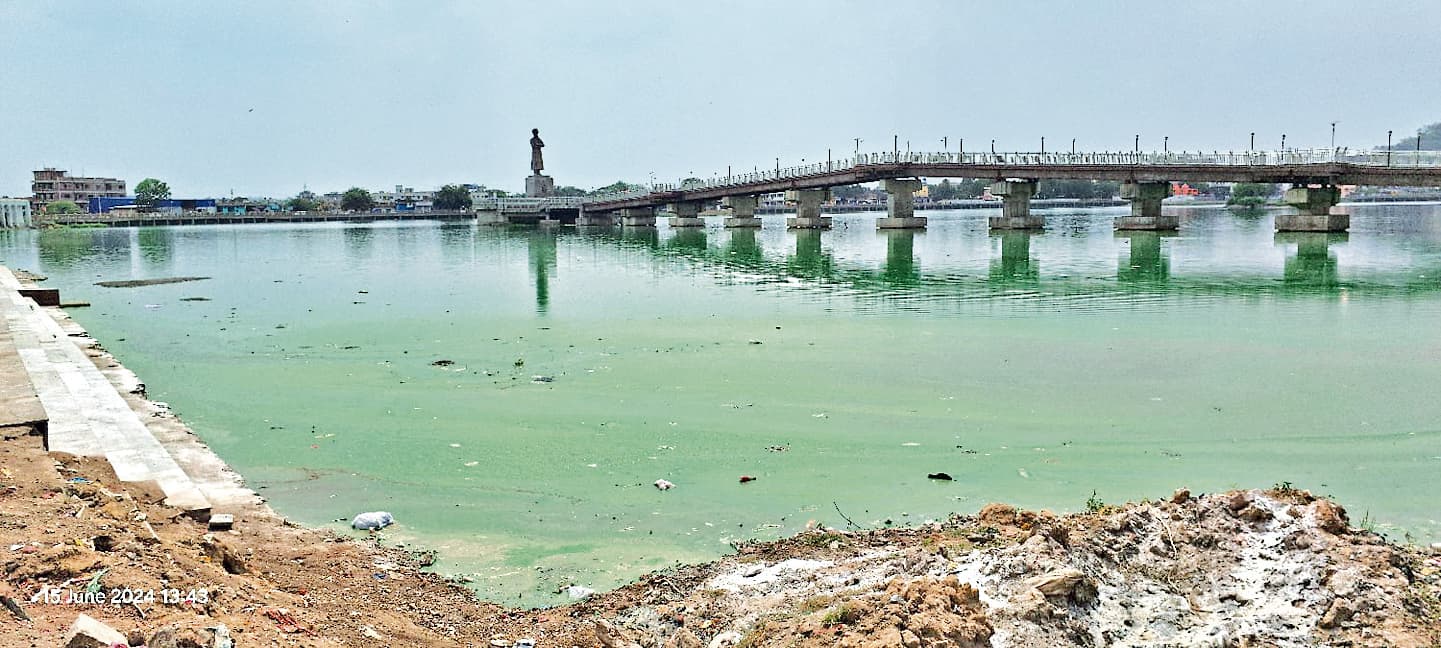 बड़ा तालाब के पानी से आ रही दुर्गंध से मरीज, स्टाफ व व्यापारी परेशान
