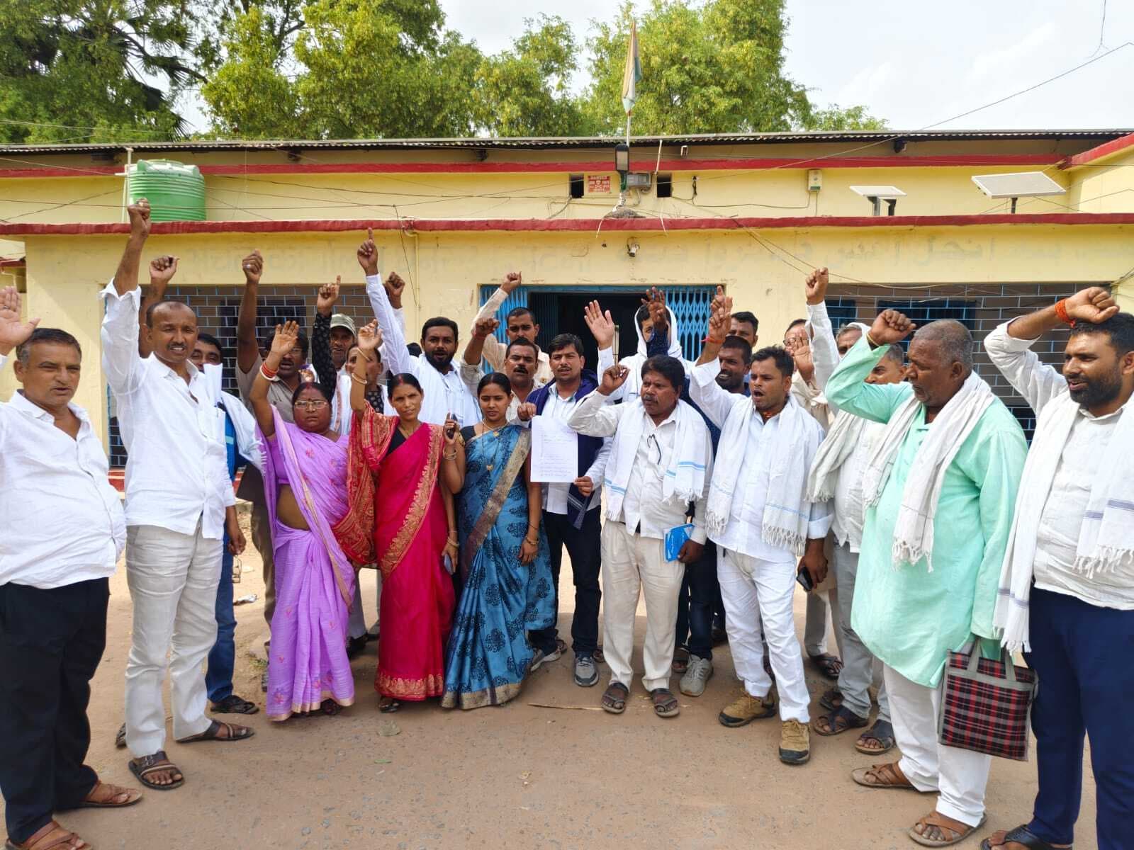 सीओ के खिलाफ प्रखंड कार्यालय पर प्रदर्शन