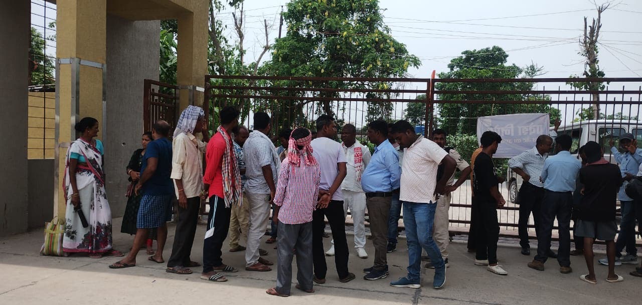 ट्रक के चपेट में आने से दंपती की मौत, पुत्र गंभीर