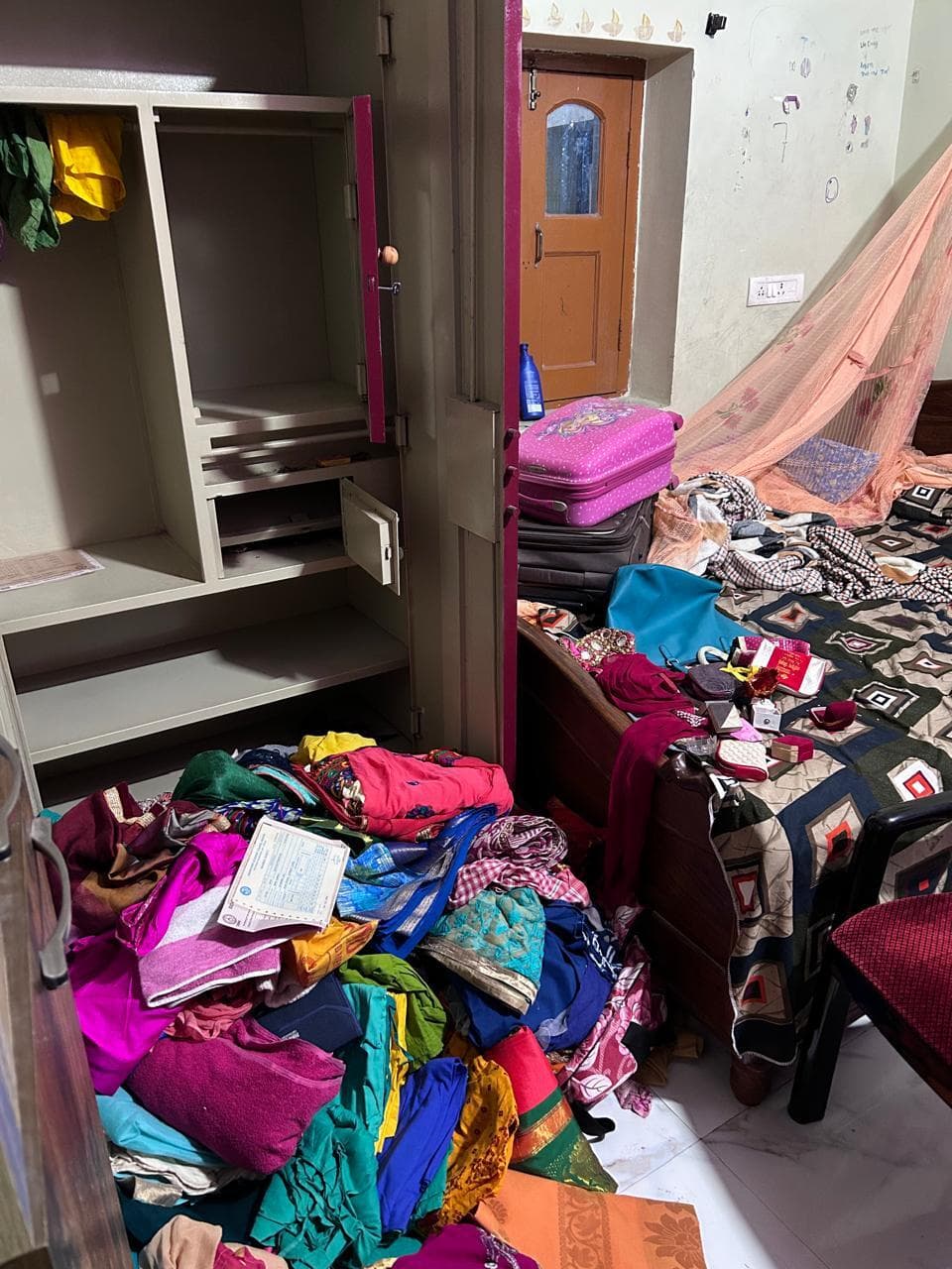 घर में चोरी पर बैंक मैनेजर ने रंग मिस्त्री पर जताया शक, थाने में दी शिकायत