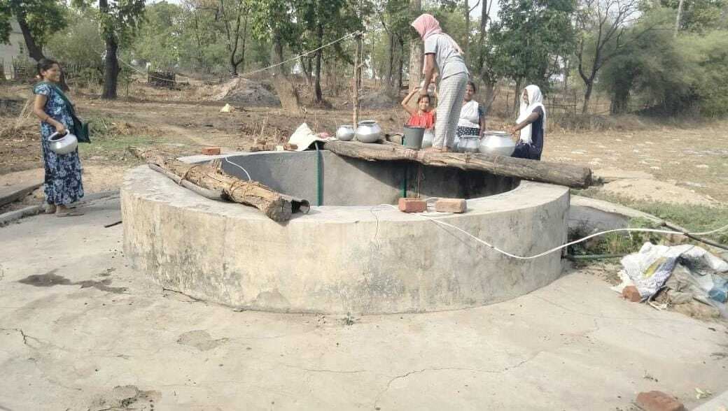 एक कुएं पर केकराही गढ़ा के 50 घर हैं निर्भर