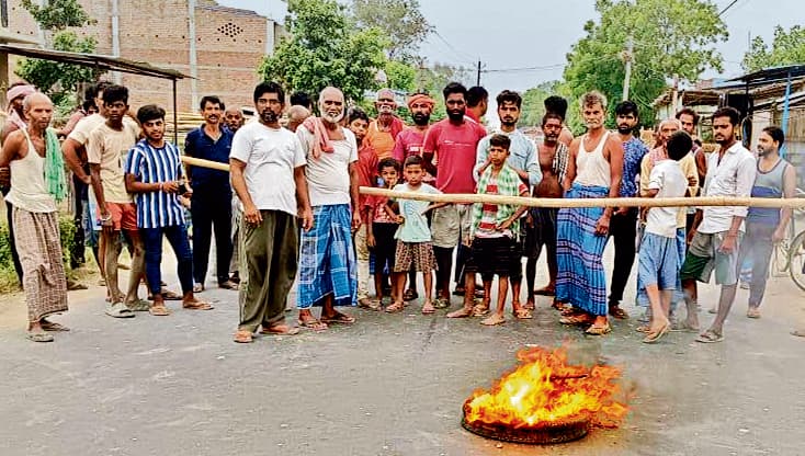 पानी नहीं मिलने से नाराज ग्रामीणों ने जाम की सड़क