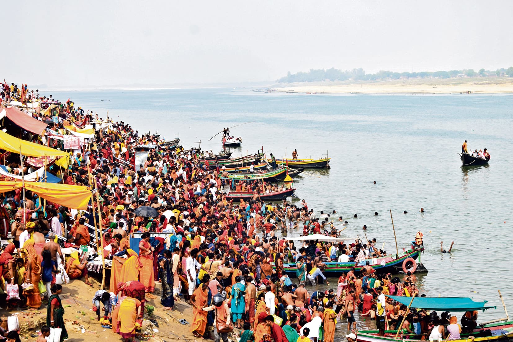 गंगा दशहरा पर श्रद्धा के साथ लगी आस्था की डुबकी