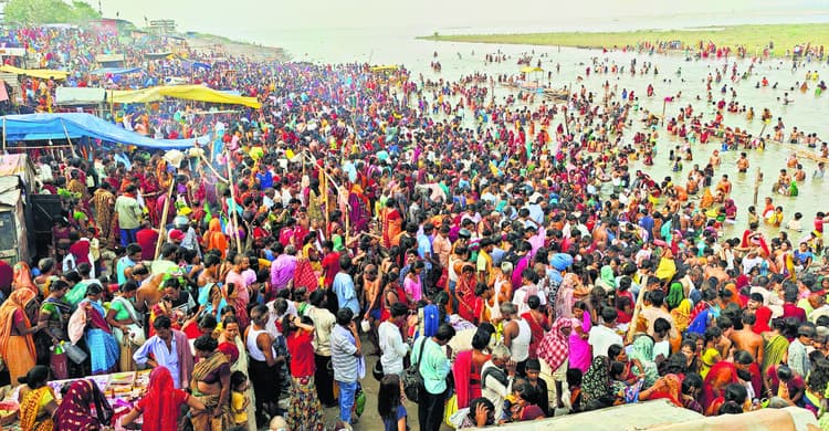 गंगा दशहरा पर लाखों लोगों ने लगायी आस्था की डुबकी, की पूजा-अर्चना
