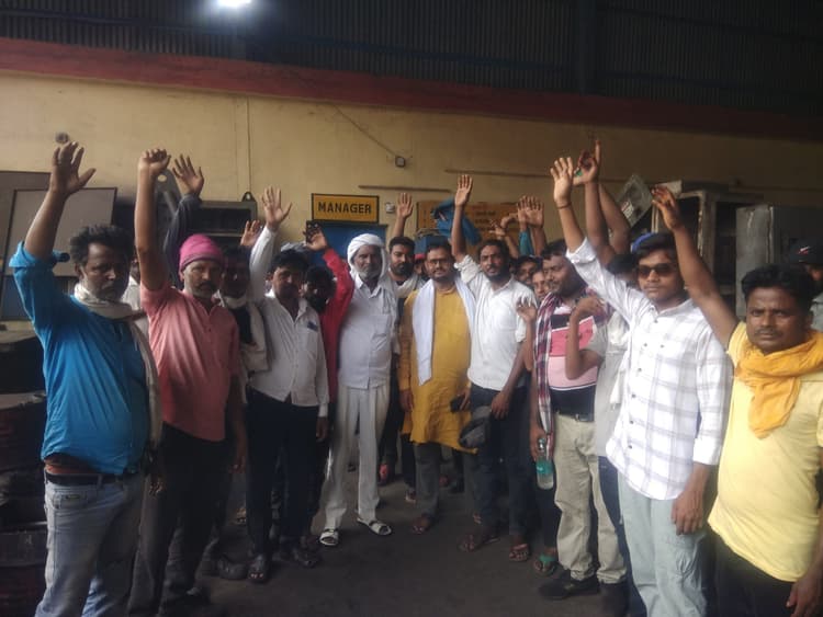 बिजली व पानी समस्या को लेकर ग्रामीणों ने पीओ को घेरा