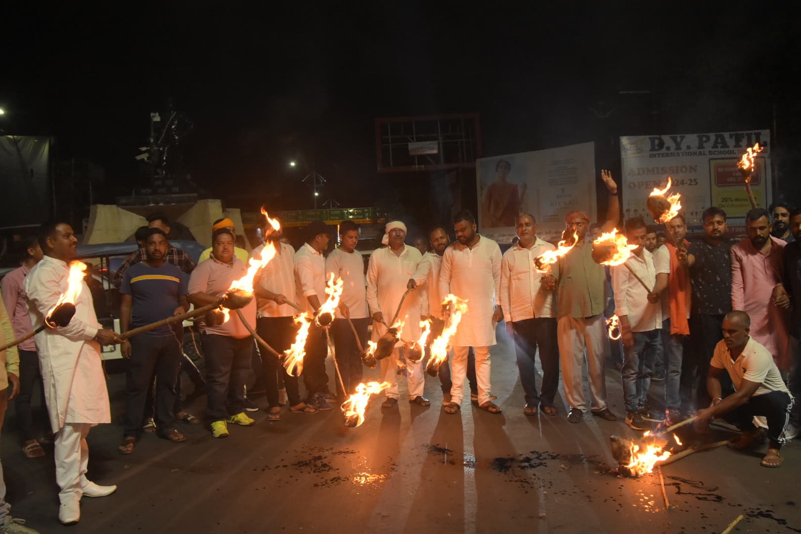 पूर्व छात्र नेता की पिटाई के विरोध में निकला मशाल जुलूस