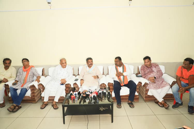 विकास की नयी इबारत लिखेगा संबलपुर, प्रशासन बनाये दीर्घकालिक मास्टर प्लान : धर्मेंद्र प्रधान