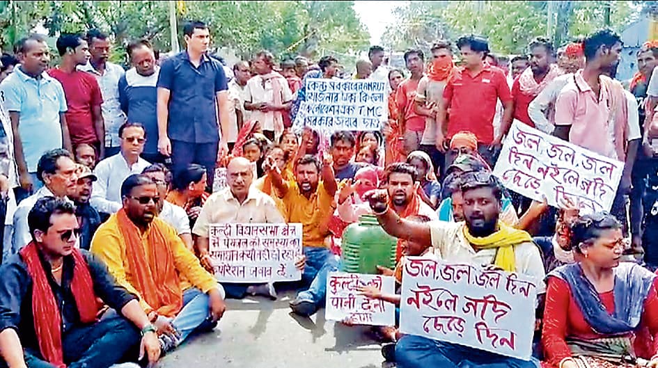 पेयजल आपूर्ति की मांग को लेकर विधायक के नेतृत्व में सड़क जाम