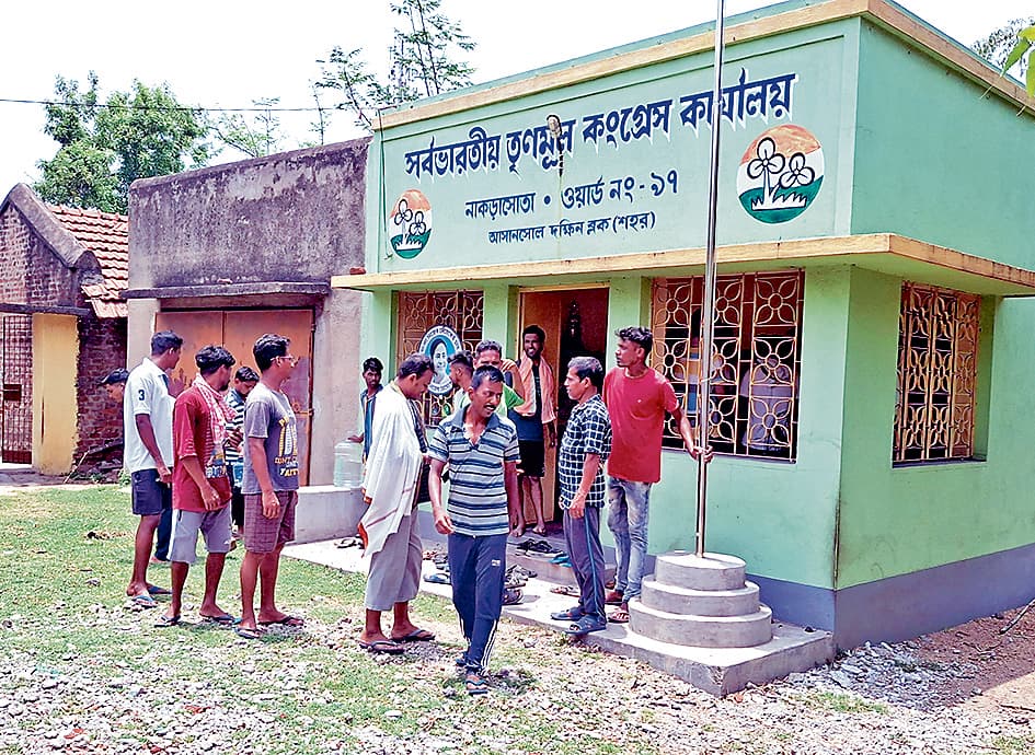 जलापूर्ति की समस्या को लेकर ग्रामीणों ने की पार्षद से मुलाकात