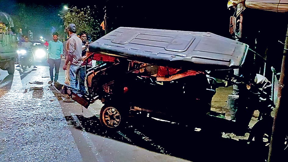 टोटो और बस की टक्कर में यात्री की दोनों टांगें टूटीं