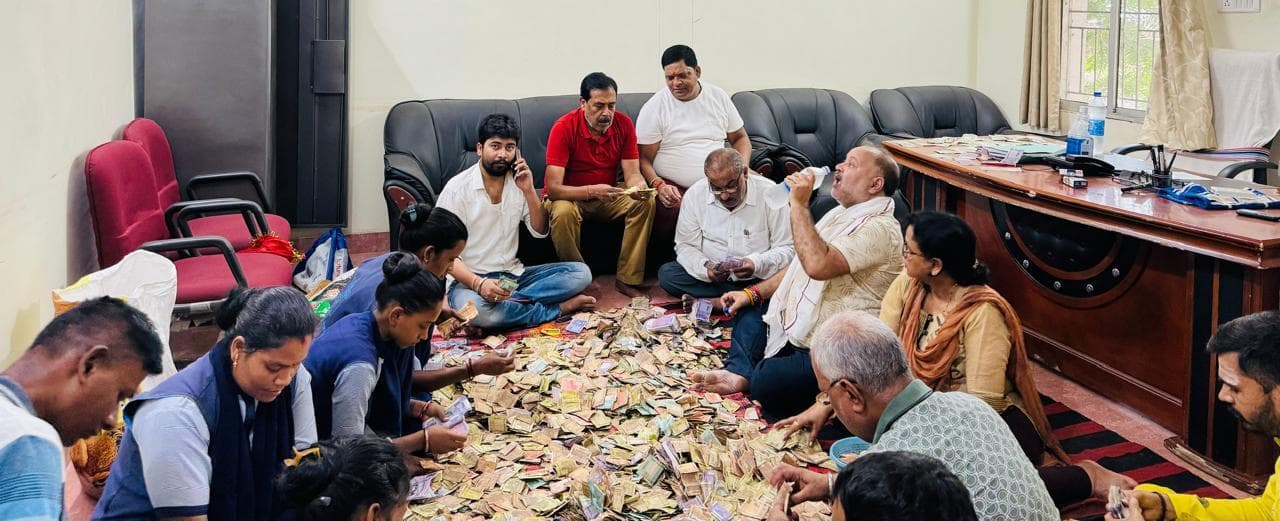 पहाड़ी मंदिर की दानपेटी से डॉलर व दीनार भी निकले