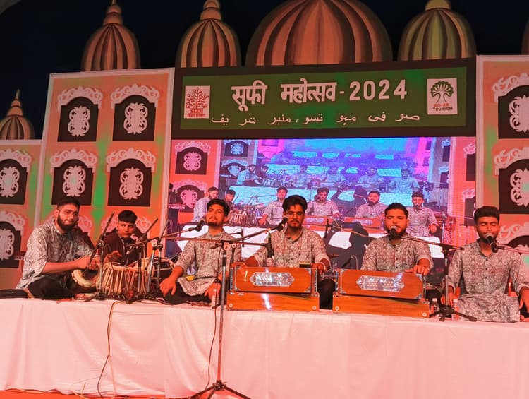 भर दे झोली मेरी या मोहम्मद... पर झूम उठे श्रोता