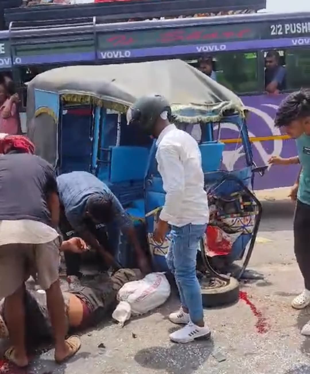 श्रद्धालुओं के ऑटो में ट्रक ने मारी टक्कर, एक की मौत, 11 घायल