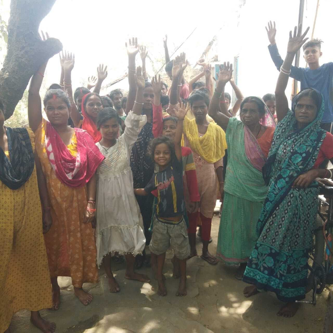 6/10 बस्ती से जबरन शिफ्टिंग के विरोध में ग्रामीणों में रोष