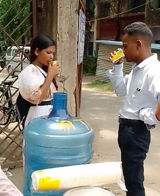 बेटी को एग्जाम दिलाने रांची पहुंचे बीएसएल कर्मी ने परीक्षार्थियों को पिलाया नींबू-पानी व सत्तू