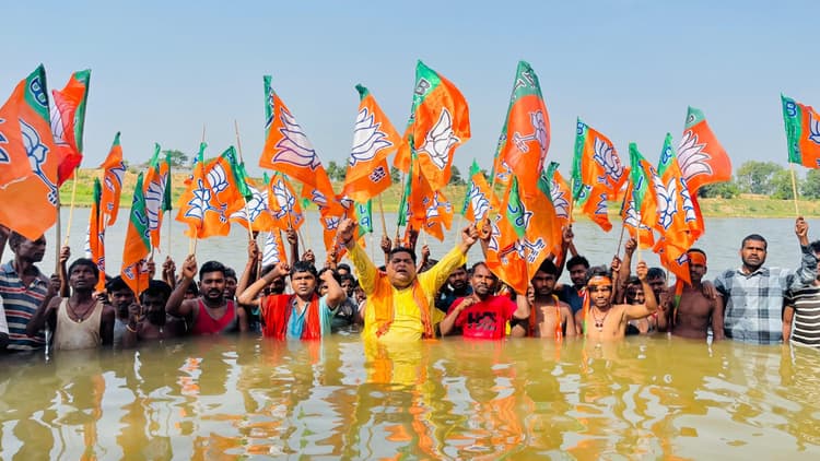 बोकारो में बिजली-पानी के लिए सांकेतिक जल सत्याग्रह आंदोलन