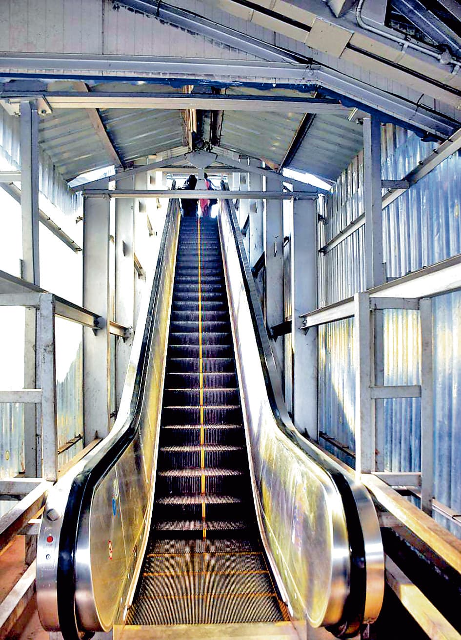 कांचरापाड़ा व श्यामनगर स्टेशन पर लगा एस्केलेटर