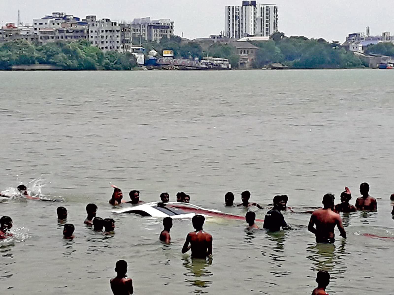 अंदर बैठा था बच्चा,कार गंगा में समायी, मुश्किल से बची जान