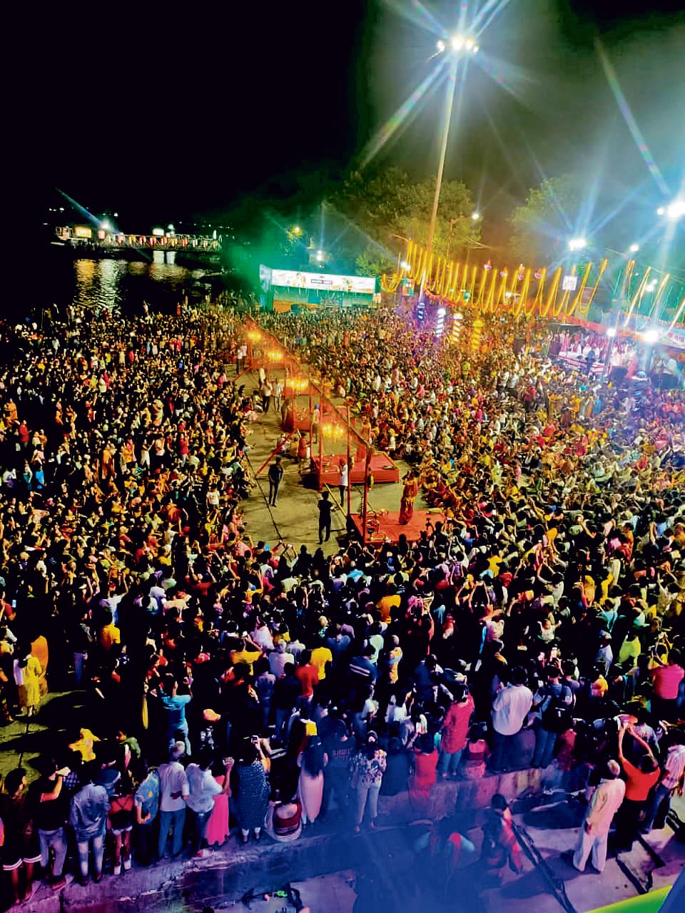 निमतला घाट पर गंगा आरती का भव्य आयोजन, हजारों लोग शामिल