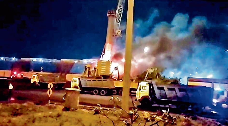 हल्दिया बंदरगाह में स्वचालित मोबाइल हार्बर क्रेन में लगी आग
