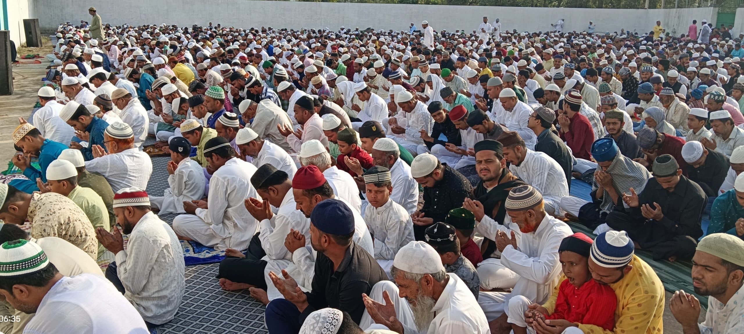 बरही में यकीदत के साथ अदा की गयी नमाज