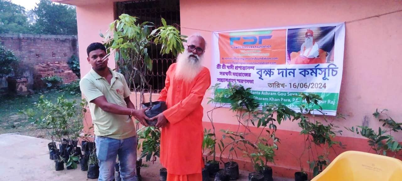 स्वामी महाराज ने भक्तों के बीच किया पौधा का वितरण