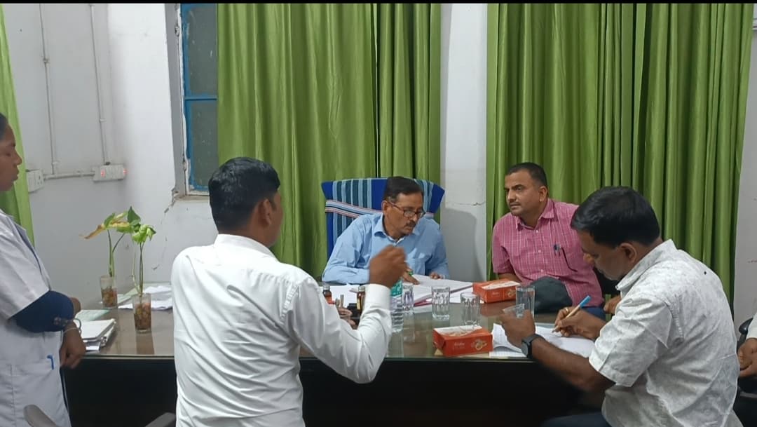 लापरवाह सीएचसी प्रभारी व जीएनएम का स्थानांतरण