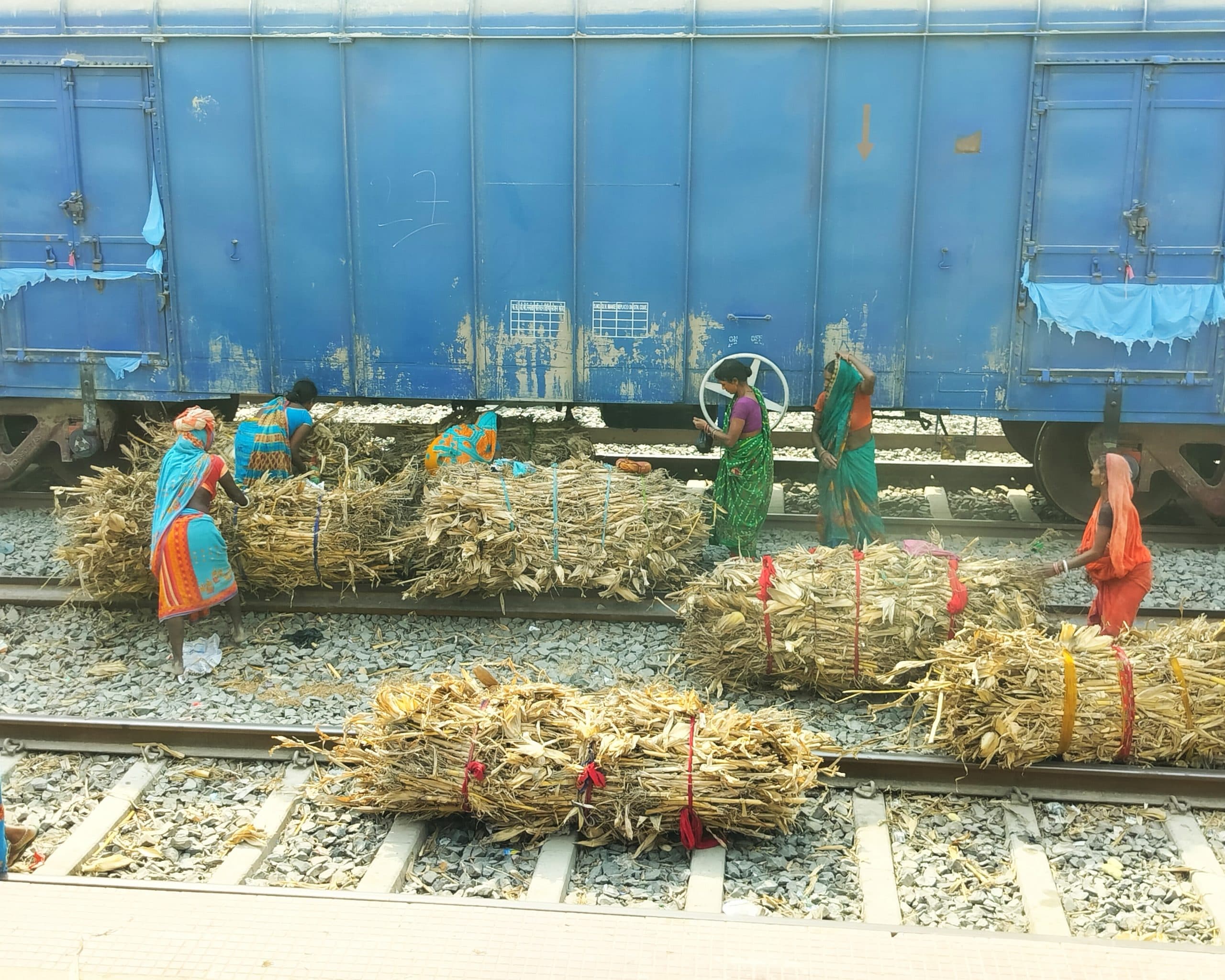 अचानक हुए एनाउसमेंट से पटरी के बीच मच गयी अफरा-तफरी